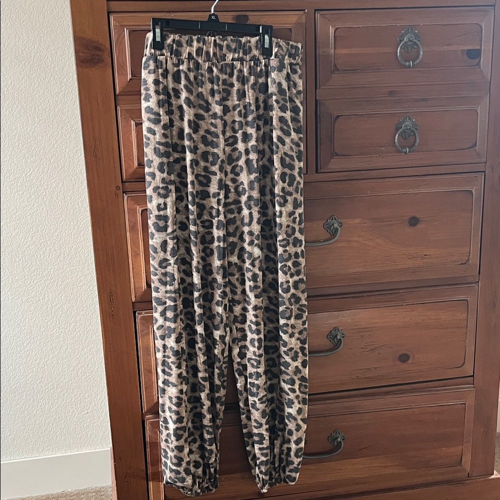 Zenana Outfitters Leopard Print Joggers Size Large NWOT